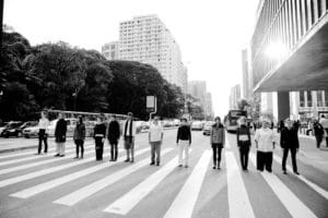 São Paulo através do espelho, intervention et performance urbaine, Coletivo Teatro Dodecafônico, São Paulo : Avenida Paulista, 2012. Photo : Cacá Bernardes