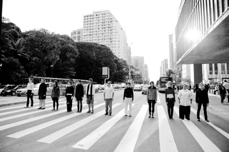 São Paulo através do espelho, intervention et performance urbaine, Coletivo Teatro Dodecafônico, São Paulo : Avenida Paulista, 2012. Photo : Cacá Bernardes