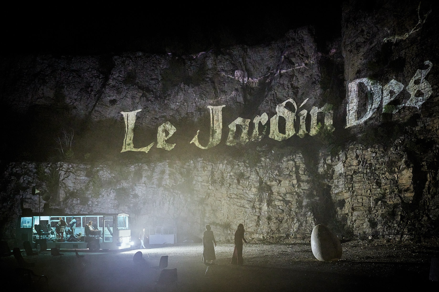 © Christophe Raynaud de Lage. LE JARDIN DES DELICES Conception, mise en scene et scenographie Philippe Quesne, Collaboration scenographique Elodie Dauguet, Costumes Karine Marques Ferreira, Collaboration dramaturgique Eric Vautrin, Assistanat a la mise en scene Francois-Xavier Rouyer. Avec Jean-Charles Dumay, Leo Gobin, Sebastien Jacobs, Elina Lowensohn, Nuno Lucas, Isabelle Prim, Thierry Raynaud, Gaetan Vourc'h