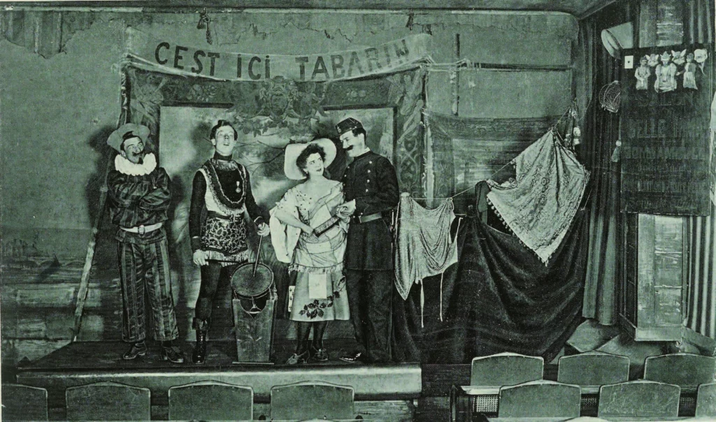 Tabarin Les Tréteaux de Tabarin, cliché Mairet, Figaro illustré, n°75, juin 1896, p. 115.