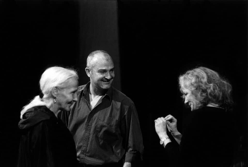 Catherine Samie, Éric Vigner et Catherine Hiegel en répétition de SAVANNAH BAY de Marguerite Duras, mise en scène et décor Éric Vigner, Comédie- Française, Salle Richelieu, entrée au répertoire, septembre 2002. Photo Alain Fonteray.