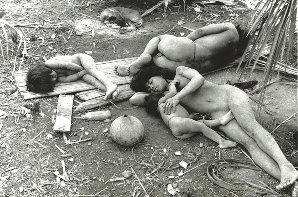 Les Indiens Nambikwara (Brésil). Photo Claude Lévy-Strauss pour Tristes tropiques, Plon, 1955.