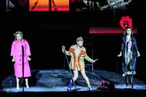 Véronique Vella (Celia Peachum), Christian Hecq (Jonathan Peachum), Marie Oppert (Polly Peachum) dans L’Opéra de quat’sous, création de Thomas Ostermeier, Festival d’art lyrique d’Aix-en-Provence, 2023. Photo Jean-Louis Fernandez.