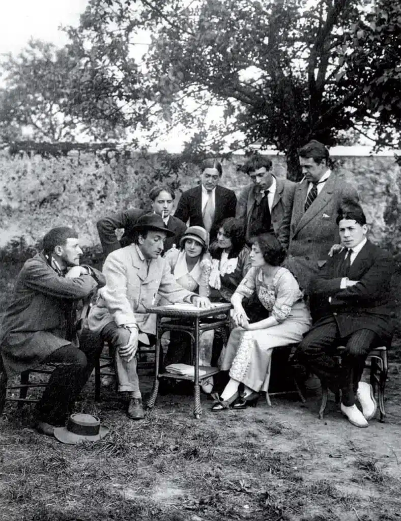 Jacques Copeau étudiant une pièce avec les acteurs de sa troupe du Vieux- Colombier. Charles Dullin, assis, à gauche. Louis Jouvet, debout, deuxième en partant de la droite. Blanche Albane, au centre, avec un chapeau. (Vers 1913). Photo Albert Harlingue / Roger-Viollet.