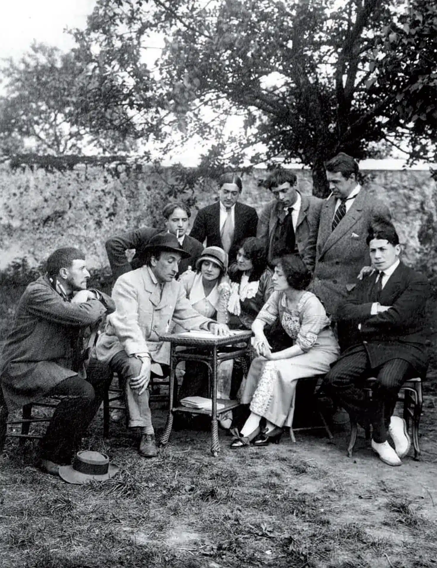 Jacques Copeau étudiant une pièce avec les acteurs de sa troupe du Vieux- Colombier. Charles Dullin, assis, à gauche. Louis Jouvet, debout, deuxième en partant de la droite. Blanche Albane, au centre, avec un chapeau. (Vers 1913). Photo Albert Harlingue / Roger-Viollet.