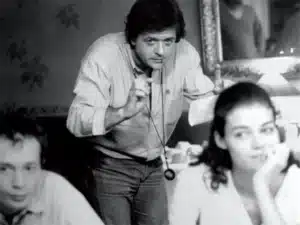 Patrice Chéreau dirige deux comédiens de l’école de Nanterre Amandier pendant le tournage du film HÔTEL DE FRANCE.