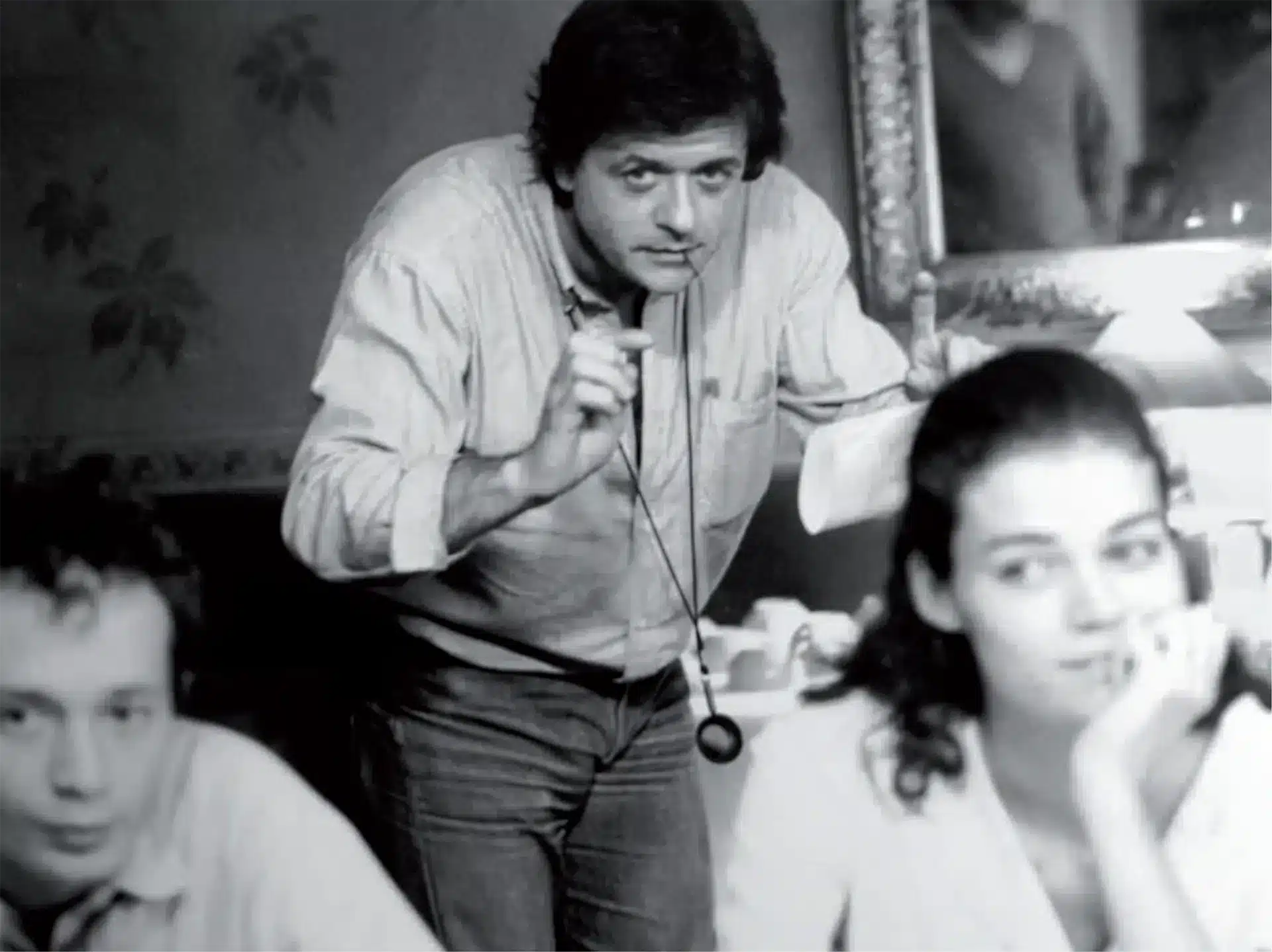 Patrice Chéreau dirige deux comédiens de l’école de Nanterre Amandier pendant le tournage du film HÔTEL DE FRANCE.