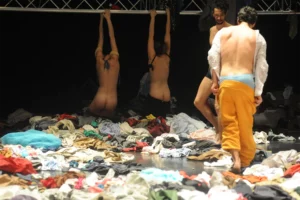 Bérengère Bodin, Lisi Estaras, Ross McCormack (de dos) et Romeu Runa (de face) dans TAUBERBACH, mise en scène Alain Platel. Photo Chris Van der Burght.