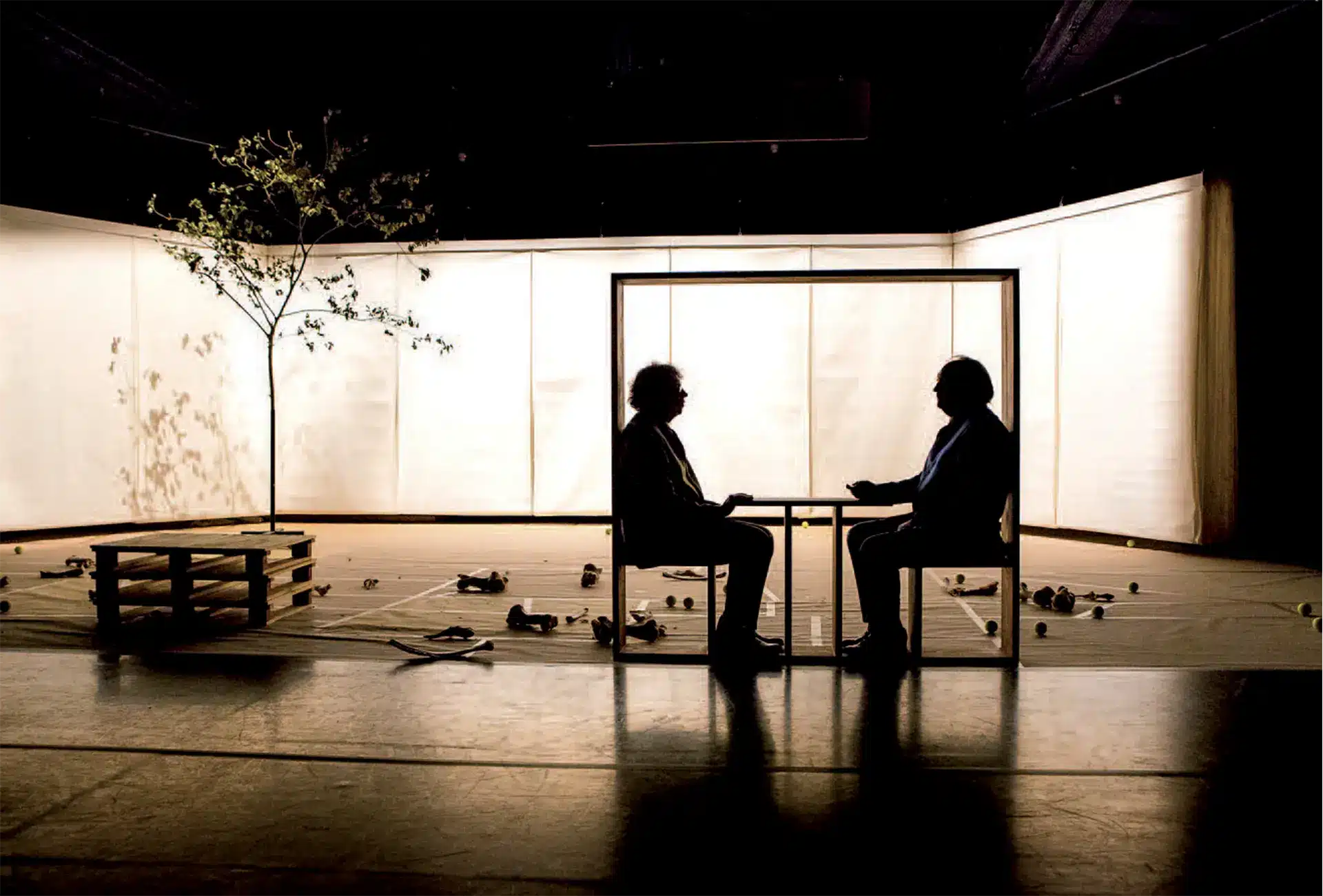 Pierre Sartenaer et Guy Dermul dans IT’S MY LIFE AND I DO WHAT I WANT, KVS & Théâtre Les Tanneurs, février 2014. Photo Danny Willem.