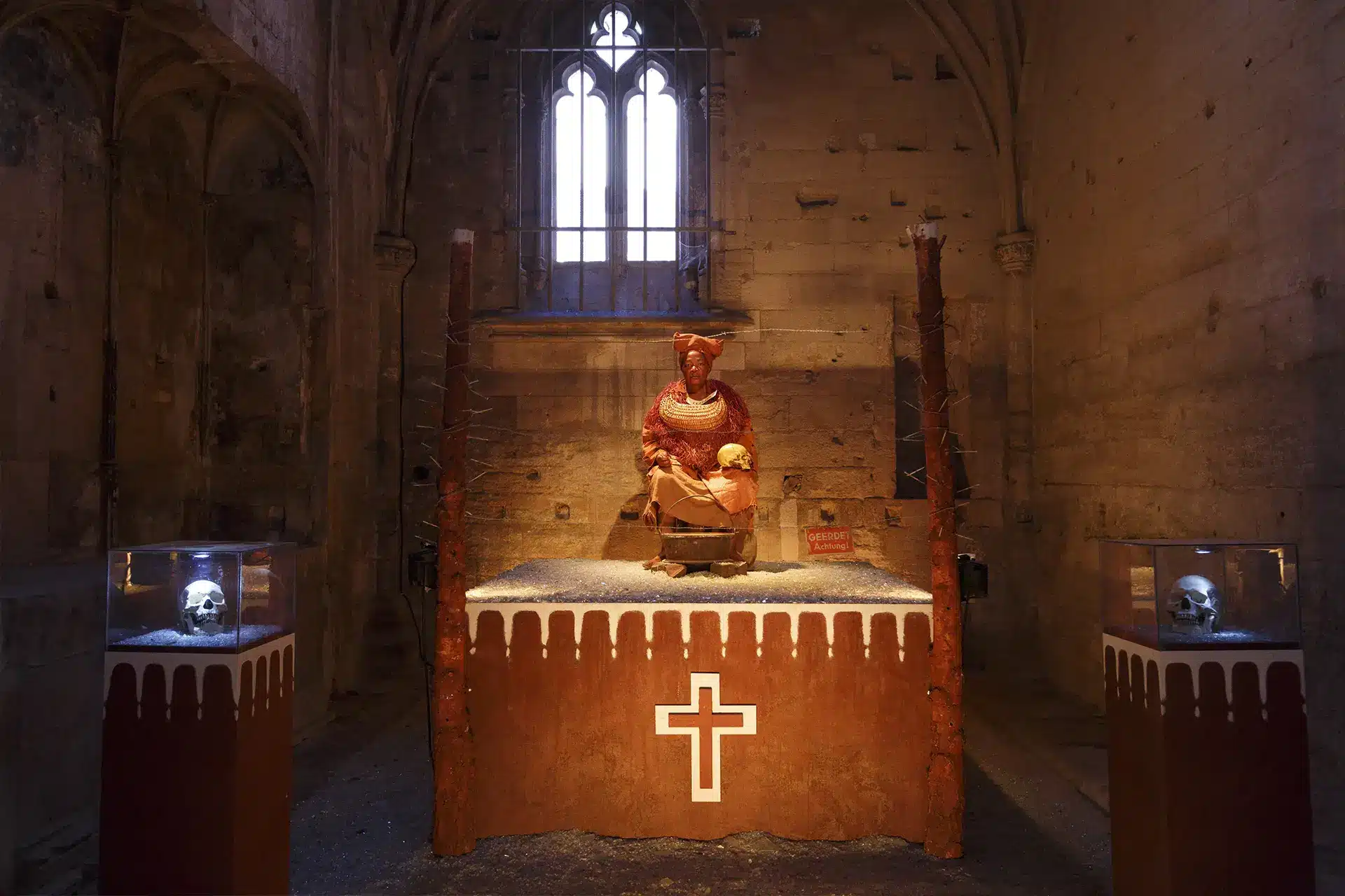 Josephine Charpy dans EXHIBIT B, conception et mise en scène Brett Bailey, Église des Célestins, Festival d’Avignon 2013. Photo Christophe Raynaud de Lage / WikiSpectacle.