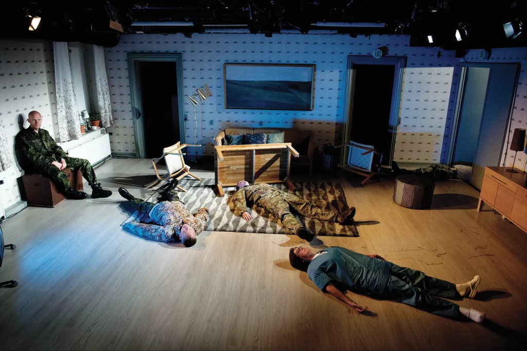 Kristoffer G. Terkelsen, Peter Hørlyck, Bjarke Schrøder, Kirsten Hegndal Bennike et John Melchiorsen dans Hjemvendt de Petrea Soe et Lisbeth Burian, Aalborgteater (Danemark), 2015. Photo Lars Horn.
