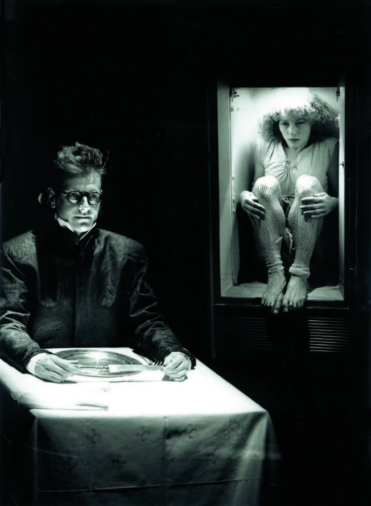 Patrick Bonté et Nicole Mossoux dans LES PETITES MoRTS. compagnie Mossoux-Bonté, 1988. Photo Henri Pribik.
