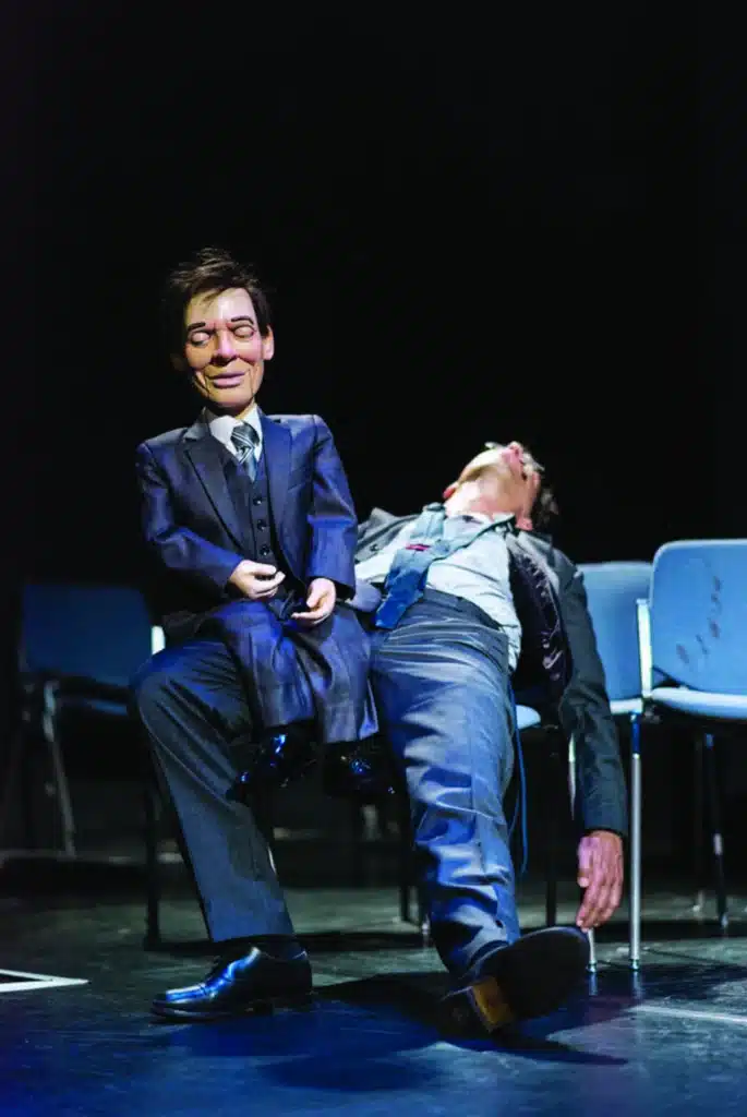 Nils Dreschke dans ThE VENTRILoQUISTS CoNVENTIoN, texte Dennis Cooper, mise en scène Gisèle Vienne, en collaboration avec le Puppentheater halle (création 2015 - hamburg, Internationales Sommerfestival Kampnagel). Photo Falk Wenzel.
