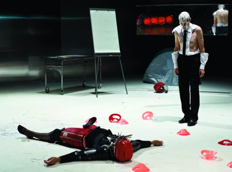 élisabeth Doll et Frédéric Leidgens dans 15 %, texte et mise en scène Bruno Meyssat, Festival d'Avignon, 2012. Photo Michel Cavalca.
