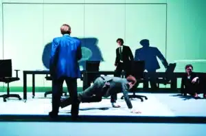Benoît Piret, Jérôme de Falloise, Damien Trapletti et Aude Ruyter dans MoNEy ! Tout ce que vous ne saurez jamais sur l’argent parce que personne ne vous le dira et d’ailleurs mieux vaut ne pas le savoir, parce que si on savait ce serait pire, texte collectif, mise en scène Françoise Bloch, compagnie zoo Théâtre, Théâtre National de Bruxelles, 2013. Photo Antonio Gomez Garcia.