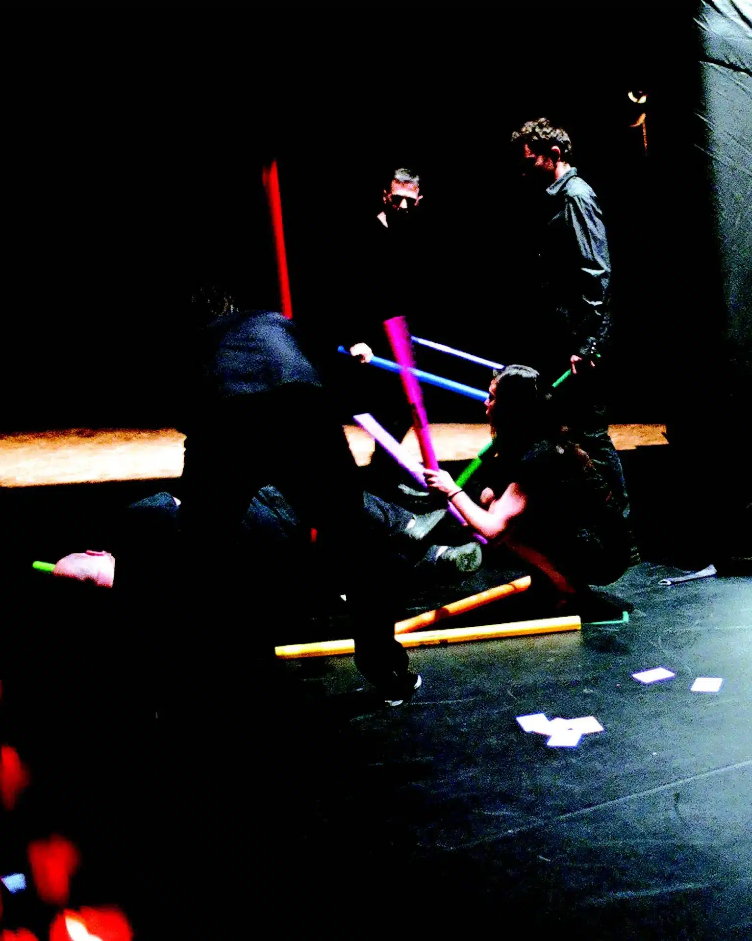 Stéphane Olivier, Peter Vandenbempt, Bernard Breuse, Kristien De Proost, Lucas Meister dans We Want More de Tristero & Transquinquennal. Photo Herman Sorgeloos.