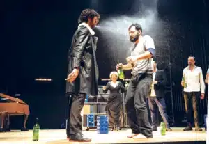 Jérémie Siska et Pierange Buondelmonte (devant) Anne- Marie Loop, Achile RIdolfi et Philippe Grand’henry (au fond) dans Reflets d’un banquet d’après Platon, mise en scène Pauline D’Ollone, Théâtre des Martyrs, Bruxelles, 2018. Photo Robert Bui.