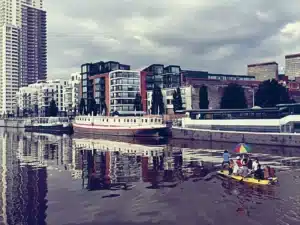 Alco Degurutieni, Matthieu Ha, Simon Bollet, Kwande Park, Maxime Dardeau, Émelie, Louis Neuville, Théophile Roux et Jacques-Janvier (le chien) dans l’événement performatif « Le Lac op de boot», en collaboration avec le Boot Tenace dans le cadre des concerts sauvages du lac. Canal Charleroi- Bruxelles, Bruxelles, juin 2016. Photo Caroline Scheyven.