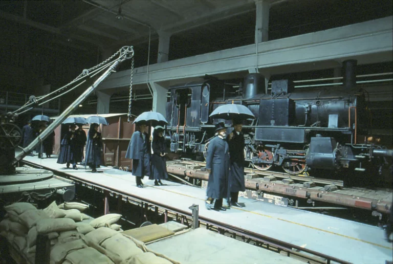 Gli ultimi giorni DELL’UMANITÀ (Die letzten tage der Menschheit) de Karl Kraus, mise en scène Luca Ronconi, Ex Sala Presse Lingotto, le 29 novembre 1990, Torino. Photo Tommaso Le Pera, Courtesy Fondazione del Teatro Stabile di Torino – Centro Studi.