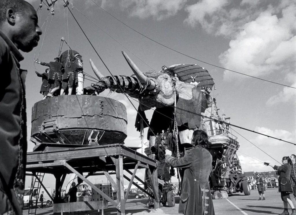 La visite du sultan des Indes sur son éléphant à voyager dans le temps,"	"Royal de Luxe. Calais 2006.
Photo Michel Vanden
Eeckhoudt.