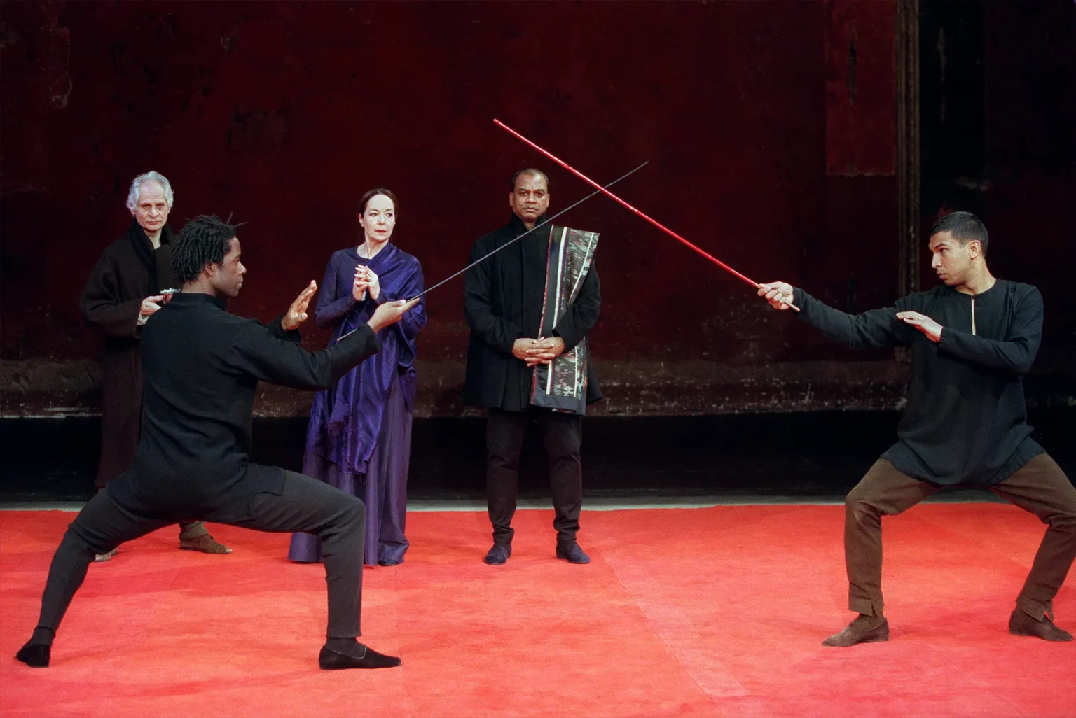 Adrian Lester et Bruce Myers dans Hamlet de Shakespeare, mise en scène Peter Brook, Théâtre des Bouffes du Nord, Paris, 2000. Crédit: BELGA/ AFP.