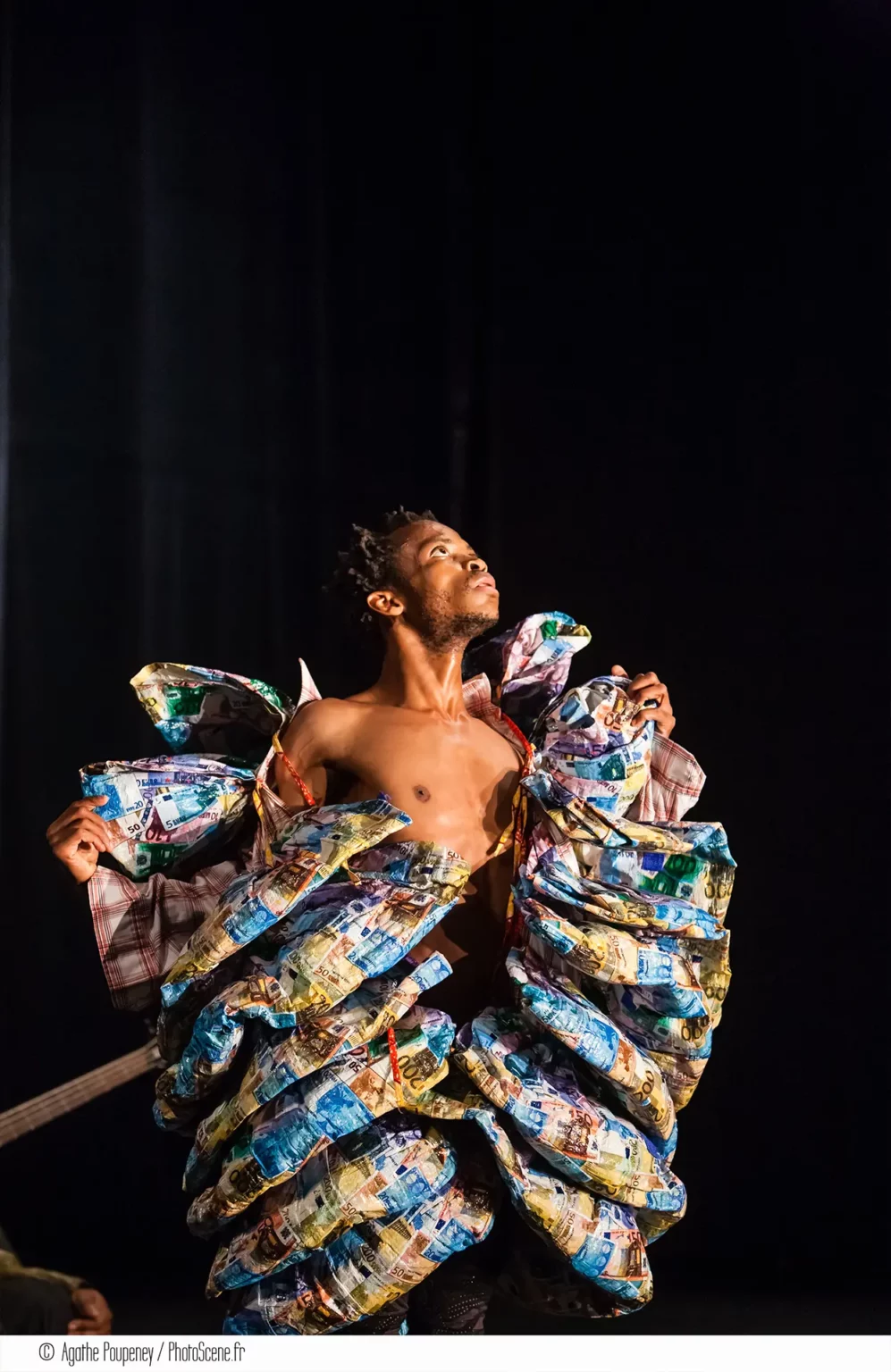 Faustin Linyekula dans More more more…future, Manège de Reims (Reims scènes d’Europe), 2017. Photo Agathe Poupeney.