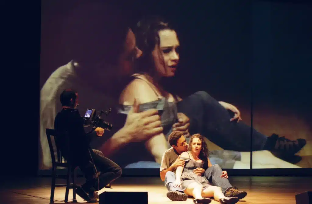 Julia Bernat, Rodrigo dos Santos, Paulo Camacho dans Julia d’après Mademoiselle Julie, d’August Strindberg, mise en scène Christiane Jatahy, Centquatre-Paris, 2017. Photos Marcelo Lipiani.