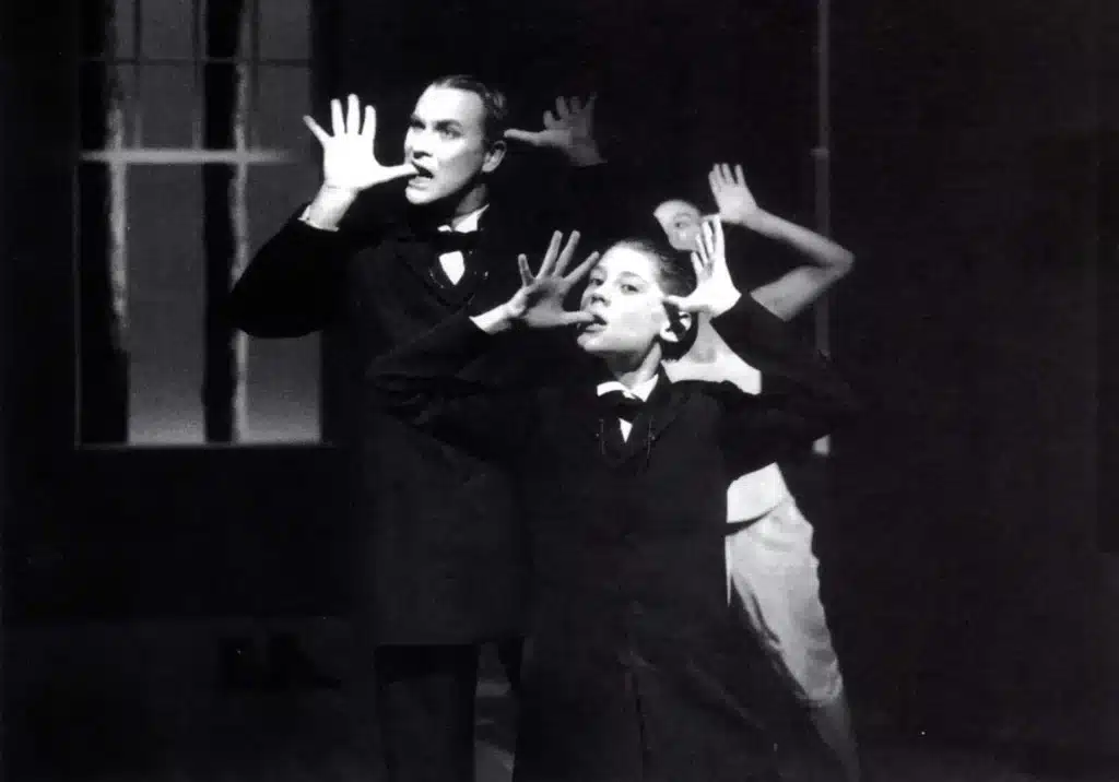 Robert Wilson, Charles Chemin, Marianna Kavallieratos. UNE FEMME DOUCE d'après Dostoïevski, mise en scène de Bob Wilson, 1994. Photo Enguerand