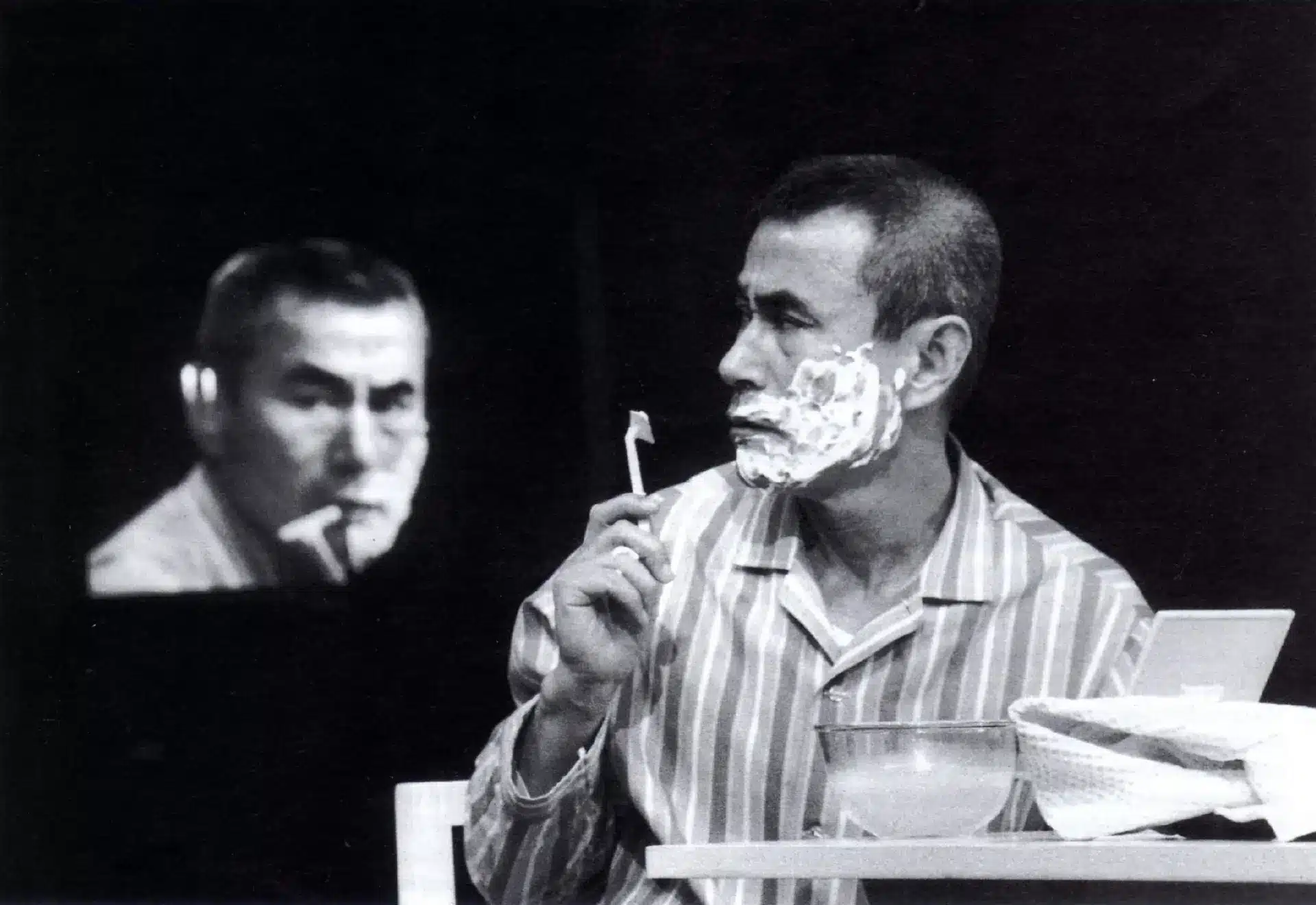 Yoshi Oïda dans L'HOMME QUI, un spectacle de Peter Brook d'après Oliver Sacks. Photo Gilles Abegg.