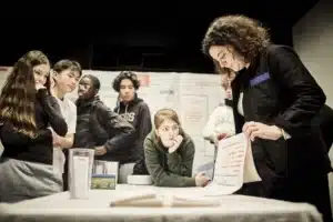 Une représentation de Mauvaise pichenette ! de Magali Mougel, un spectacle de la série Parcours KILLT-Ki lira le texte ? mis en scène par Olivier Letellier, produit par les Tréteaux de France. ©Christophe Raynaud De Lage