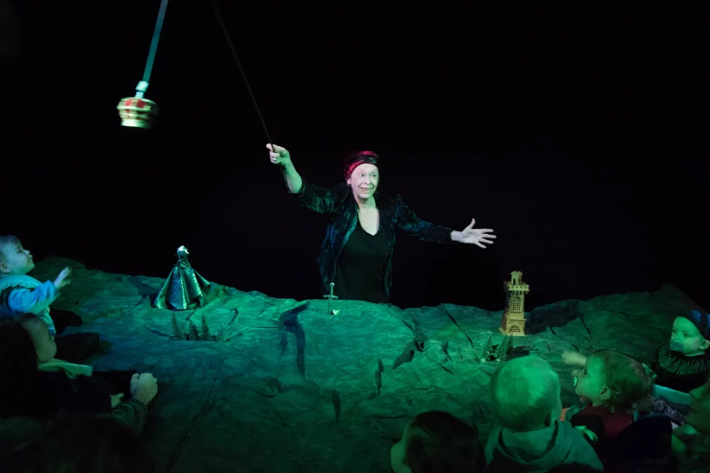 Baby Macbeth, de et par Agnès  Limbos, Festival Mondial des Théâtres de Marionnettes, 2017, crédit Marie Piemme