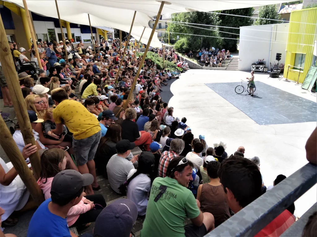  Le public d’Idéklic sur l’un des sites en plein air du festival. Crédit : Idéklic.