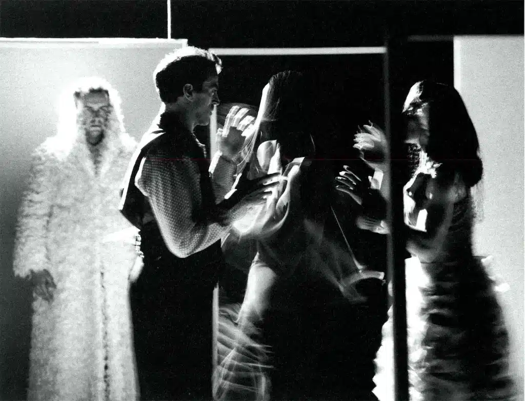 Pierre-Henri Puente, Tomeo Vergès, Ese Brume, Claudia Triozzi dans BLANCHE-NEIGE, SEPTET CRUEL d’après Grimm, mise en scène Benoît Bradel. Photo Bruno Wagner.