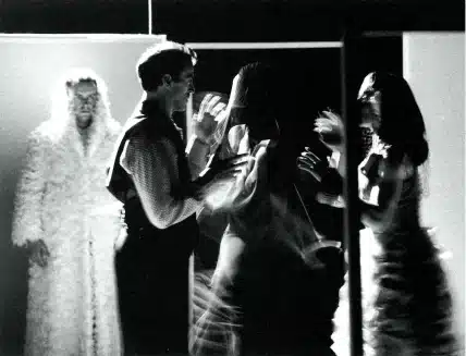 Pierre-Henri Puente, Tomeo Vergès, Ese Brume, Claudia Triozzi dans BLANCHE-NEIGE, SEPTET CRUEL d’après Grimm, mise en scène Benoît Bradel. Photo Bruno Wagner.