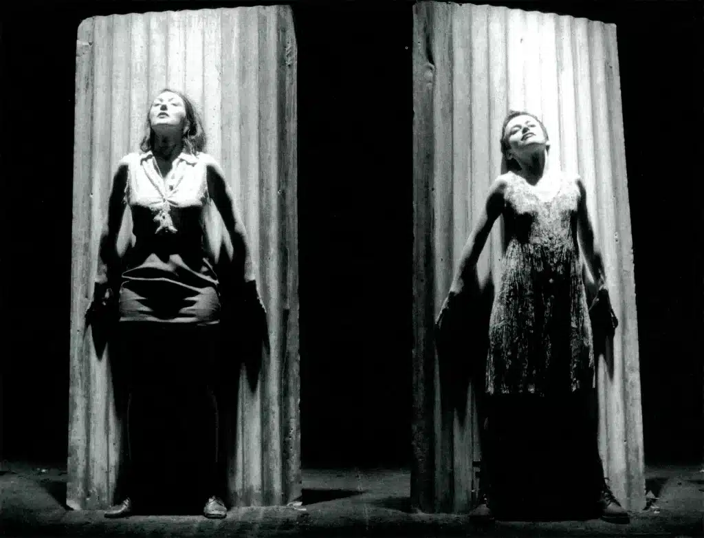 Laurence Mongeaud, Nadia Remita, dansUN PURMOMENT DE ROCK'N ROLL de Vincent Ravalec, mise en scène de Marc-Ange Sanz. Photo Ramon Senera/Enguerand. 