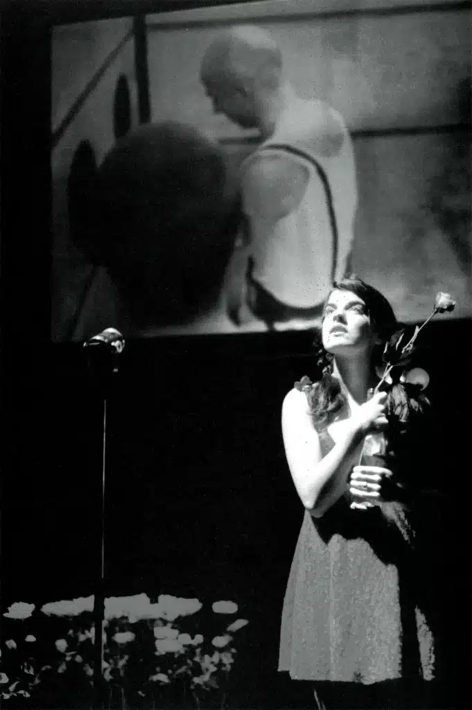 Isabelle Fourcade dans WHAT IN THE WORLD? de Renaud Cojo. Photo Geneviève Briand.