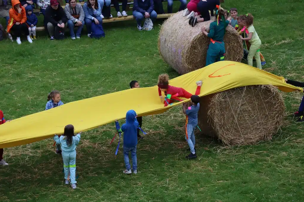 Acrobaties sur ballots de paille (Tobo-ballot) Phalanges d'harmonie - Mini-parade en micro-utopie - Chorège CDCN Falaise Normandie © ClaraRambaud