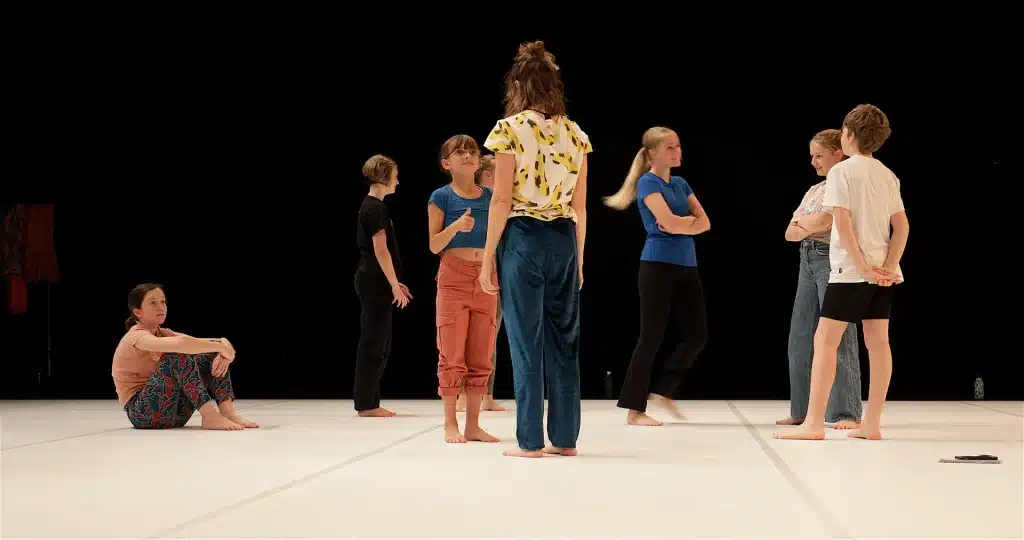 Working With Children, écrit et mis en scène par Nicola Gun, dansé par Nicola Gun et un groupe d’enfants de 10-11 ans, Fierce Festival, Birmingham, octobre 2019 © Ben Speck en 2020