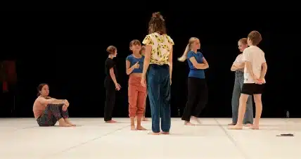 Working With Children, écrit et mis en scène par Nicola Gun, dansé par Nicola Gun et un groupe d’enfants de 10-11 ans, Fierce Festival, Birmingham, octobre 2019 © Ben Speck en 2020