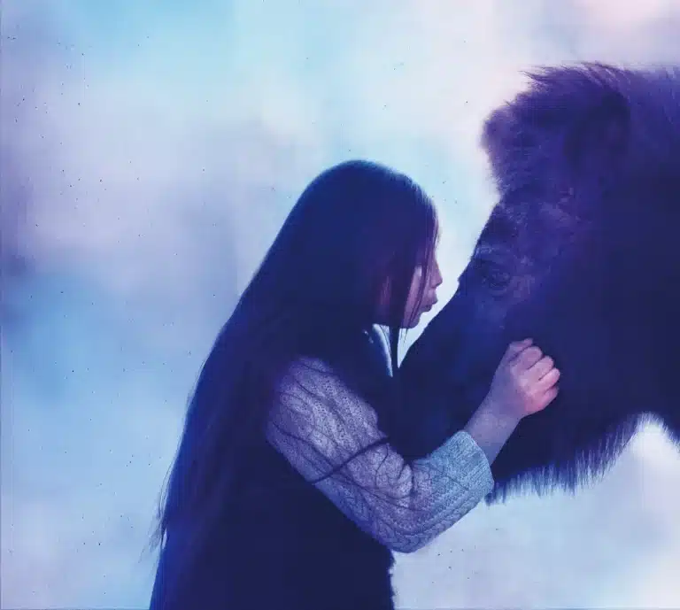 Texte et mise en scène de Fabrice Melquiot assisté de Maryama Sylla chorégraphie équestre de Camille & Manolo, d’après leur histoire véritable. Chevaux Indra et Gaïa, 2017, Genève, Théâtre Am Stram Stram Gram – Centre international de création, partenaire de l’enfance et la jeunesse ©