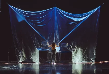 L’Accouché(e) – Tentative de part(ur)ition scénique, texte de Florence Pazzottu, mise en scène de Laure Catherin (Cie LaDude) et Christophe Grégoire, 2025, Théâtre Silvia Monfort © Pierre-Alphonse Hamann