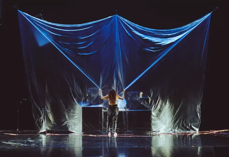 L’Accouché(e) – Tentative de part(ur)ition scénique, texte de Florence Pazzottu, mise en scène de Laure Catherin (Cie LaDude) et Christophe Grégoire, 2025, Théâtre Silvia Monfort © Pierre-Alphonse Hamann