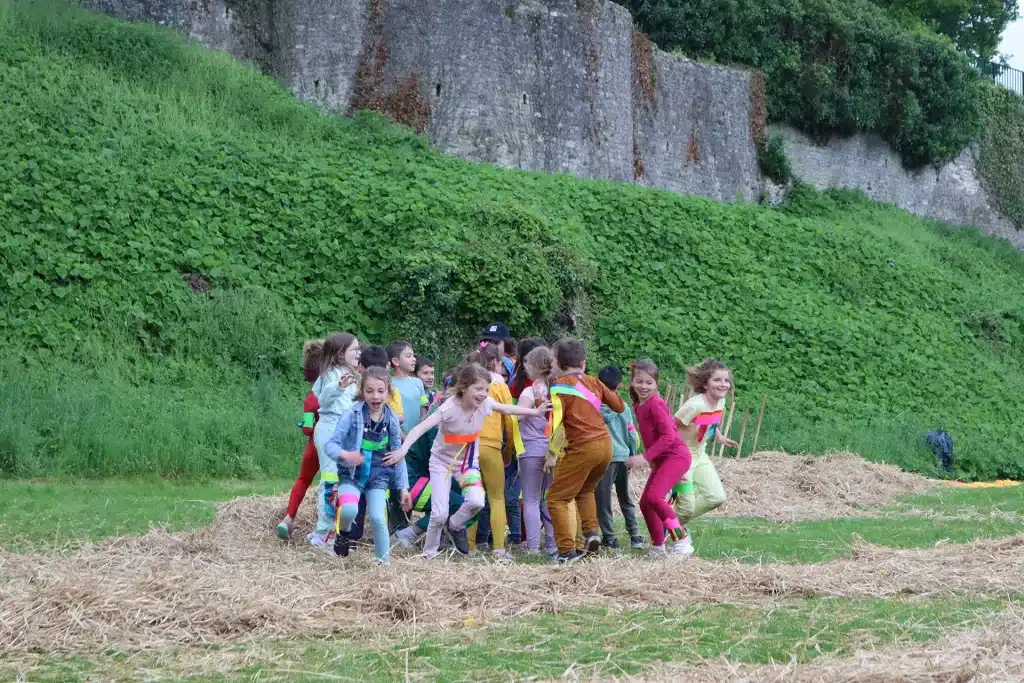  Capes de camouflages (Costumes customisés & Amulettes cousues)
L'Enfance majeure – Mars 2025, Mars Mons Ars de la Scène © David Bormans
