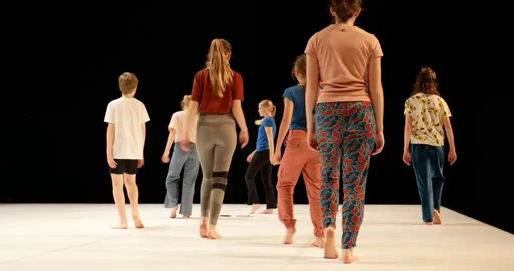Working With Children, écrit et mis en scène par Nicola Gun, dansé par Nicola Gun et un groupe d’enfants de 10-11 ans, Fierce Festival, Birmingham, octobre, 2019 © Ben Speck en 2020