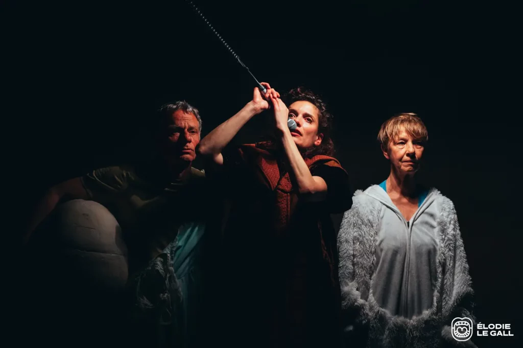 L’Accouché(e) – Tentative de part(ur)ition scénique, texte de Florence Pazzottu, mise en scène de Laure Catherin (Cie LaDude) et Christophe Grégoire, 2025, Théâtre Silvia Monfort ©Pierre-Alphonse Hamann