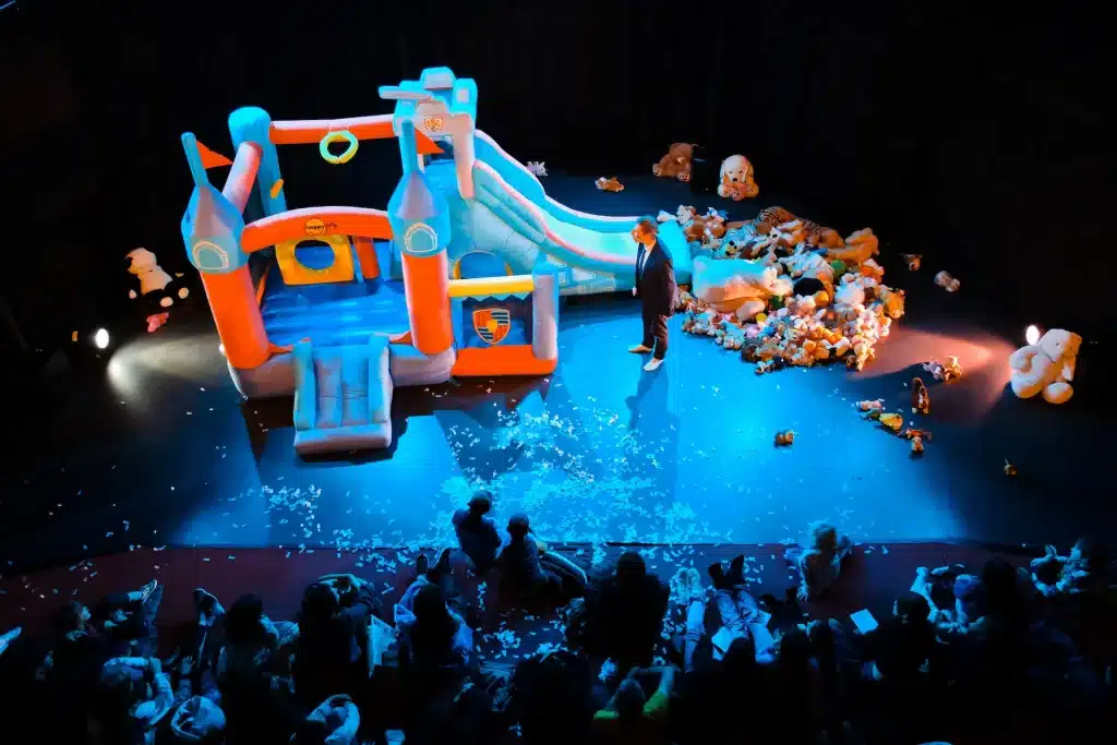 L'Arrière-Pays, écriture et mise en scène Nicolas Chapoulier, Cie Les Trois Points de Suspension. 2022, Théâtre Am Stram Gram – Centre international de création, partenaire de l’enfance et la jeunesse, Genève ©Benjamin Le Bellec