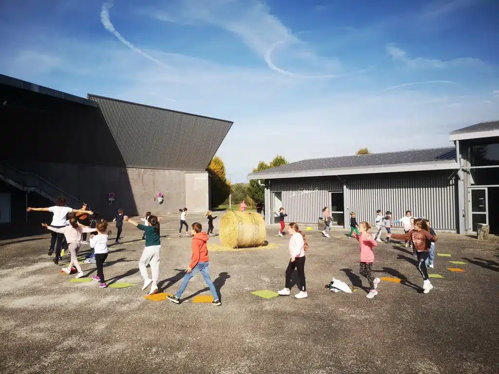 Appeaux d’Appel (Signaux, danse et jeux) Phalanges d'harmonie - Mini-parade en micro-utopie - Chorège CDCN Falaise Normandie © ClaraRambaud