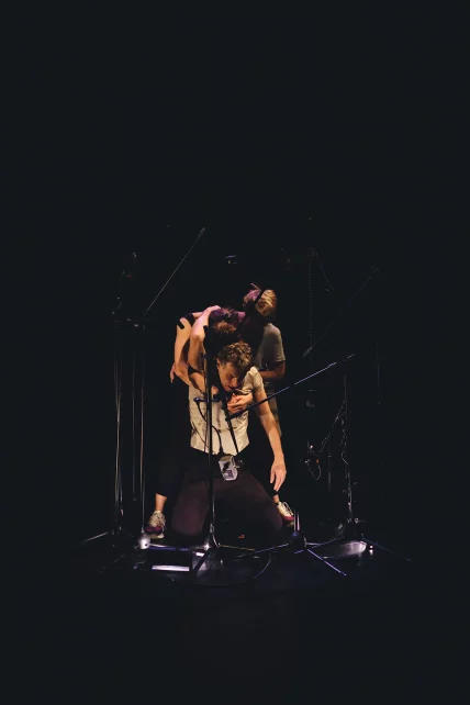 L’Accouché(e) – Tentative de part(ur)ition scénique, texte de Florence Pazzottu, mise en scène de Laure Catherin (Cie LaDude) et Christophe Grégoire, 2025, Théâtre Silvia Monfort ©Pierre-Alphonse Hamann