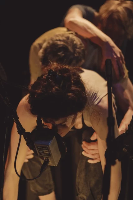 L’Accouché(e) – Tentative de part(ur)ition scénique, texte de Florence Pazzottu, mise en scène de Laure Catherin (Cie LaDude) et Christophe Grégoire, 2025, Théâtre Silvia Monfort ©Pierre-Alphonse Hamann