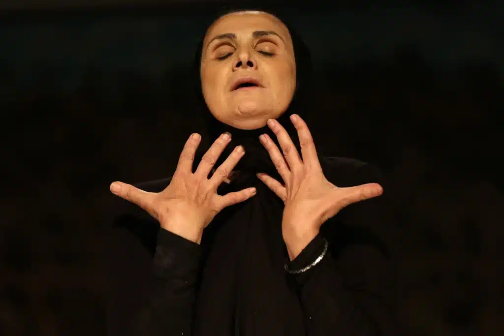 Jogging, conception, écriture et performance par Hanan Hajj Jali, mise en scène d’Eric Deniaud, Beyrouth, 2016 © Marwan Tahtah